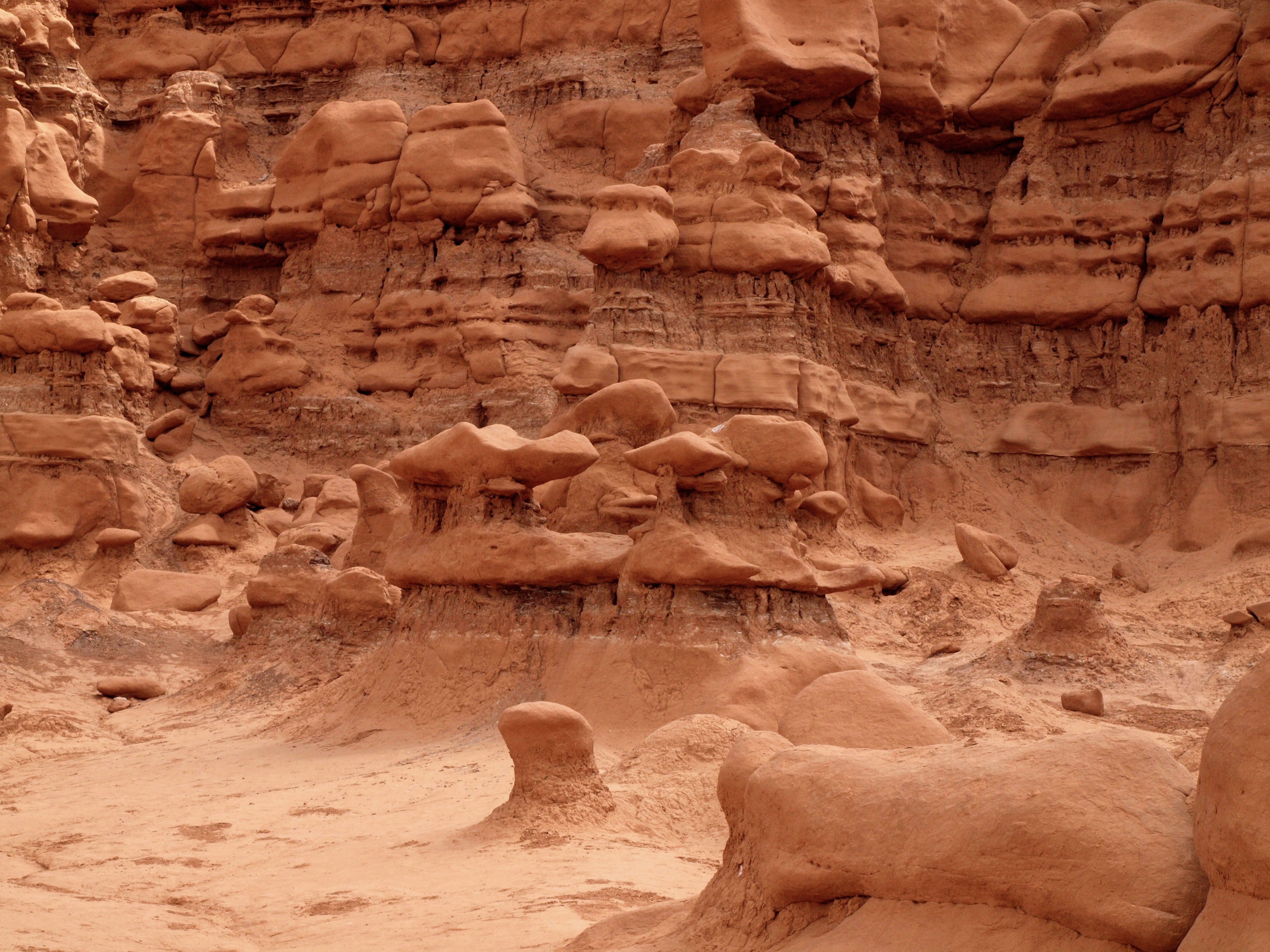 Hoodoos that look like mushrooms arrayed in a circle